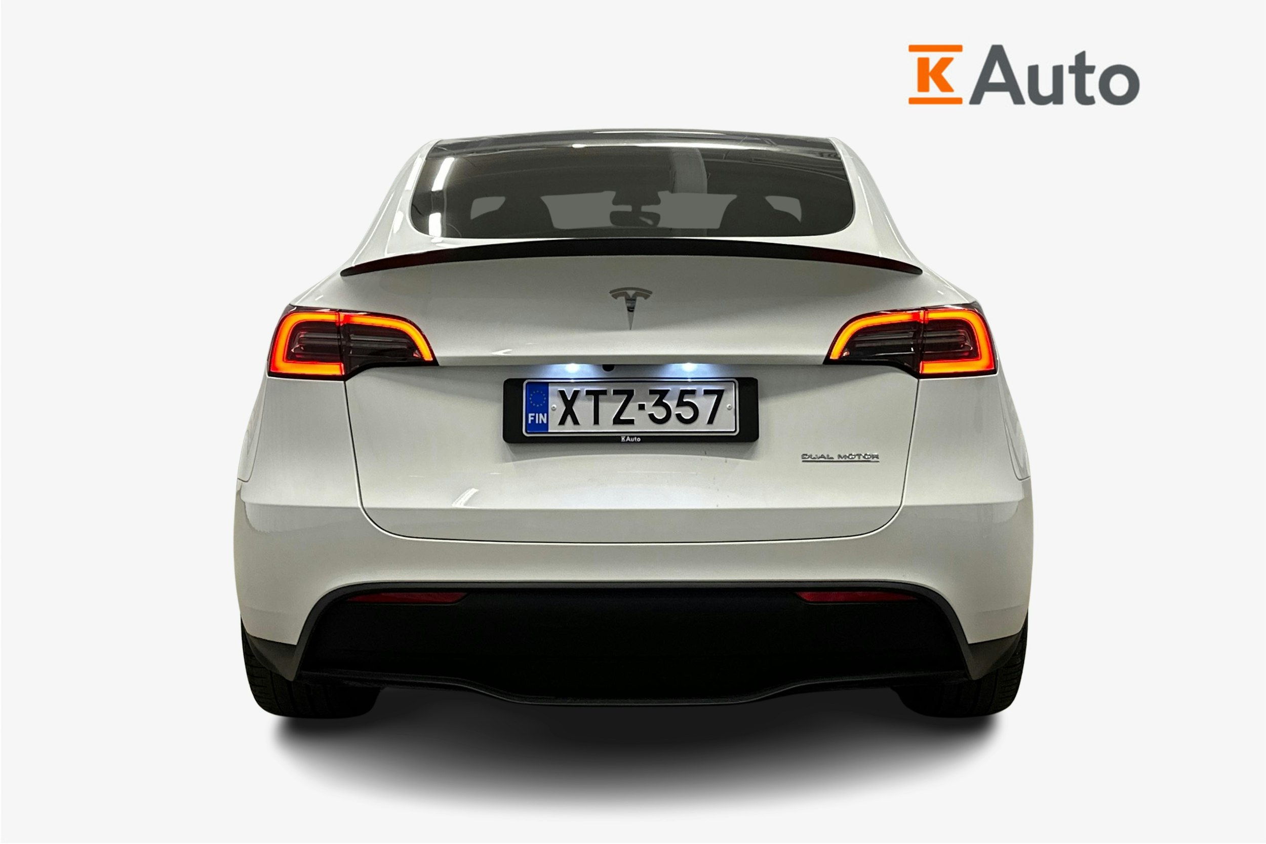 valkoinen Tesla Model Y 2023 kuva 3.