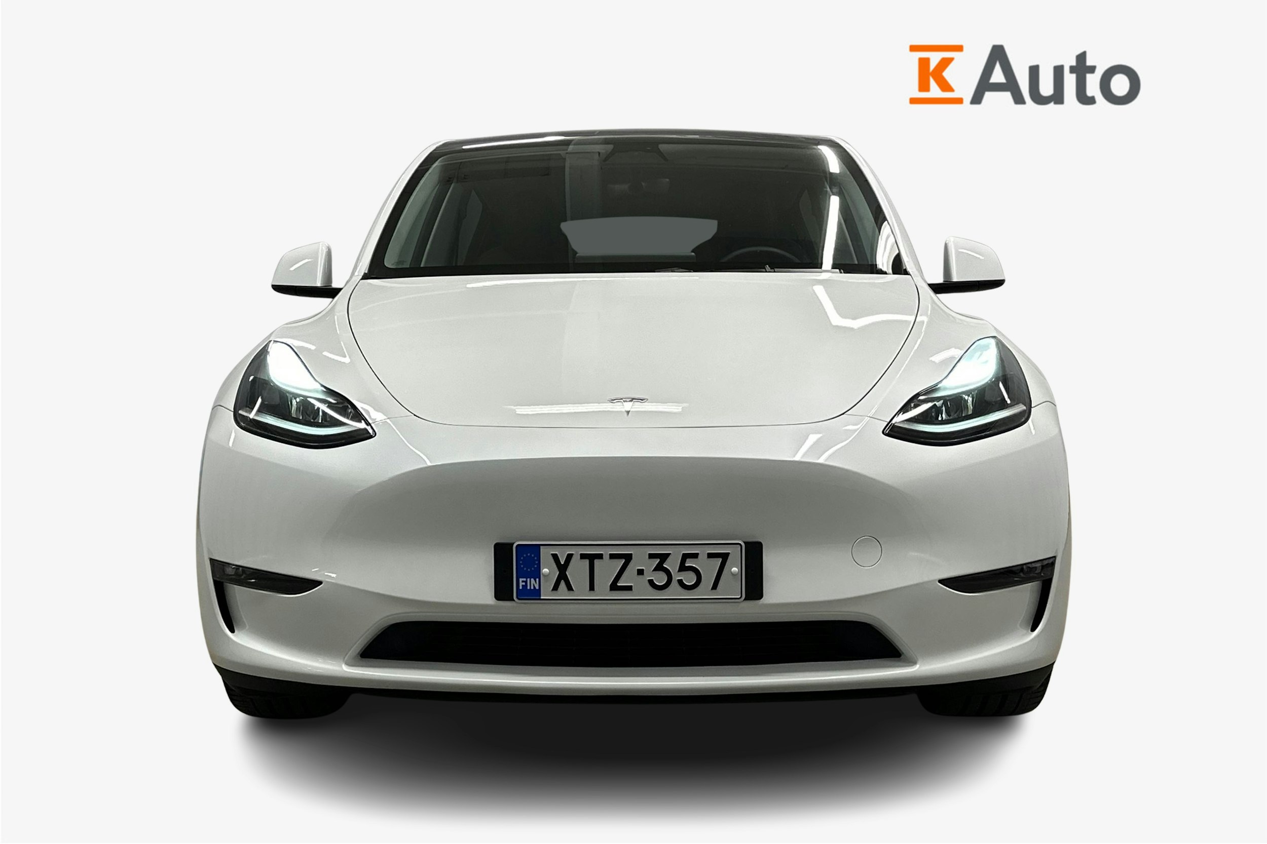 valkoinen Tesla Model Y 2023 kuva 5.
