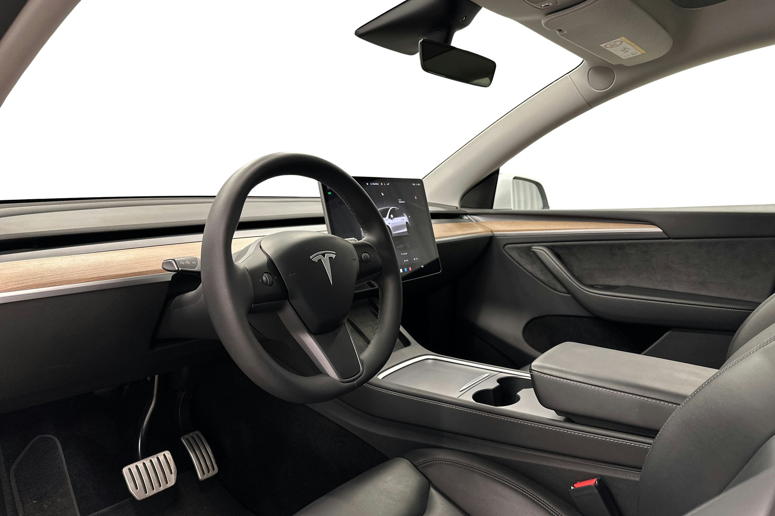 valkoinen Tesla Model Y 2023 kuva 7.