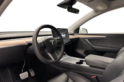 valkoinen Tesla Model Y 2023 kuva 7.