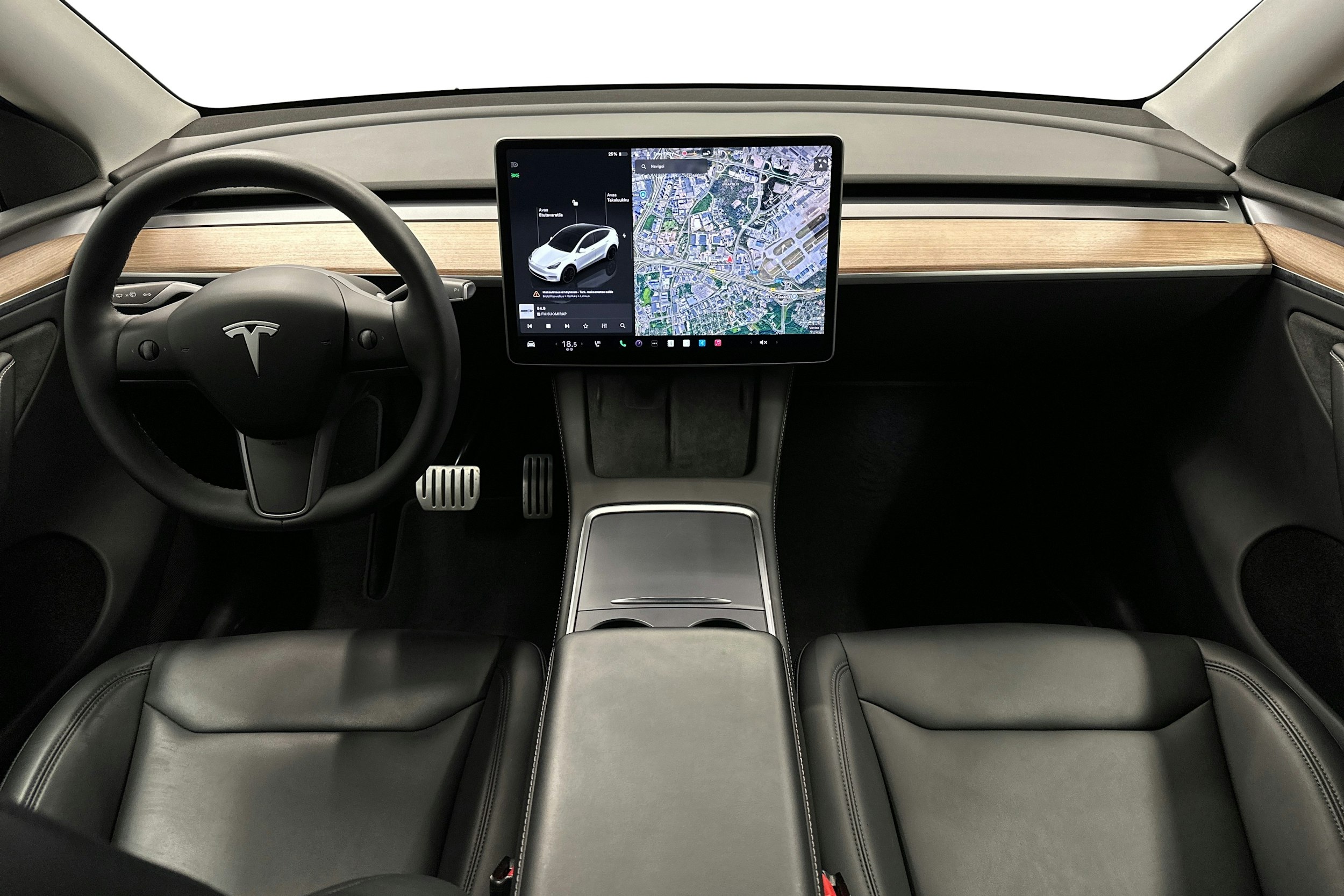 valkoinen Tesla Model Y 2023 kuva 9.