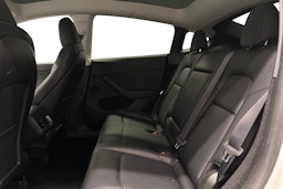 valkoinen Tesla Model Y 2023 kuva 10.