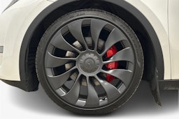 valkoinen Tesla Model Y 2023 kuva 11.