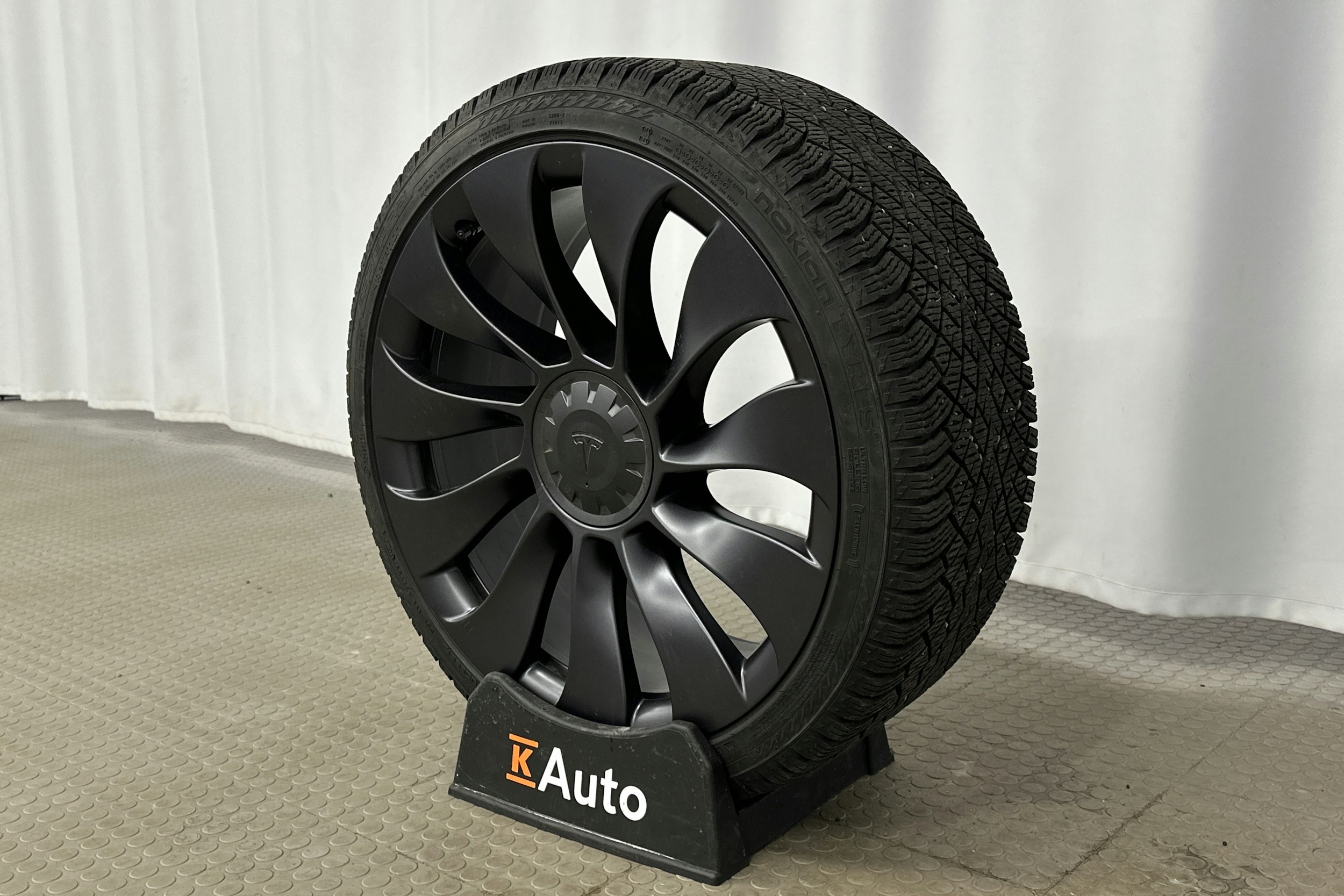 valkoinen Tesla Model Y 2023 kuva 13.