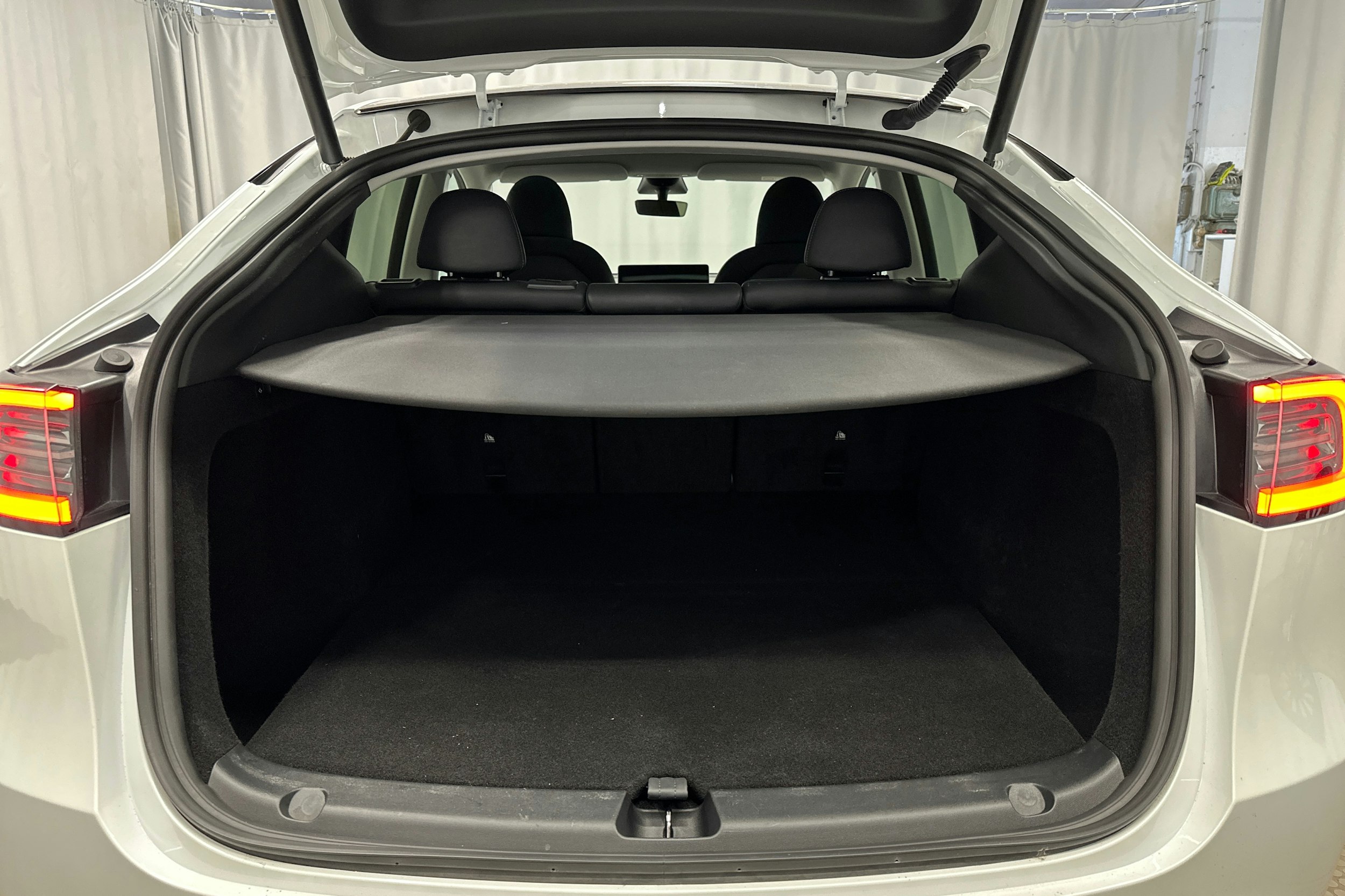 valkoinen Tesla Model Y 2023 kuva 14.