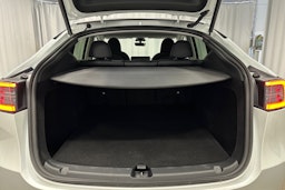 valkoinen Tesla Model Y 2023 kuva 14.