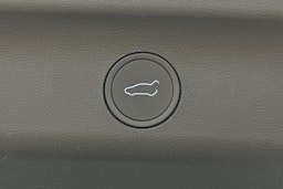 valkoinen Tesla Model Y 2023 kuva 15.