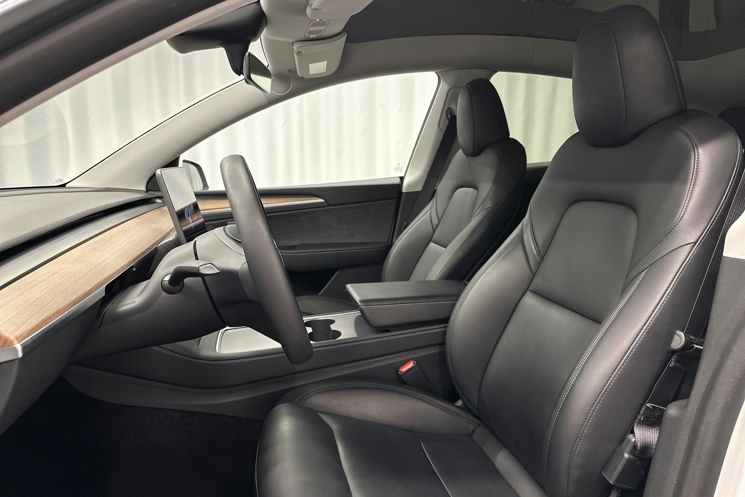 valkoinen Tesla Model Y 2023 kuva 16.