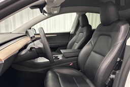 valkoinen Tesla Model Y 2023 kuva 16.