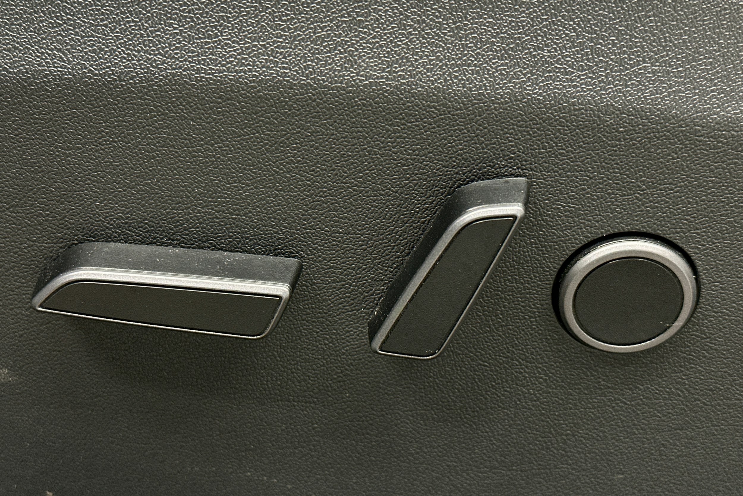 valkoinen Tesla Model Y 2023 kuva 17.