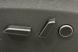 valkoinen Tesla Model Y 2023 kuva 17.
