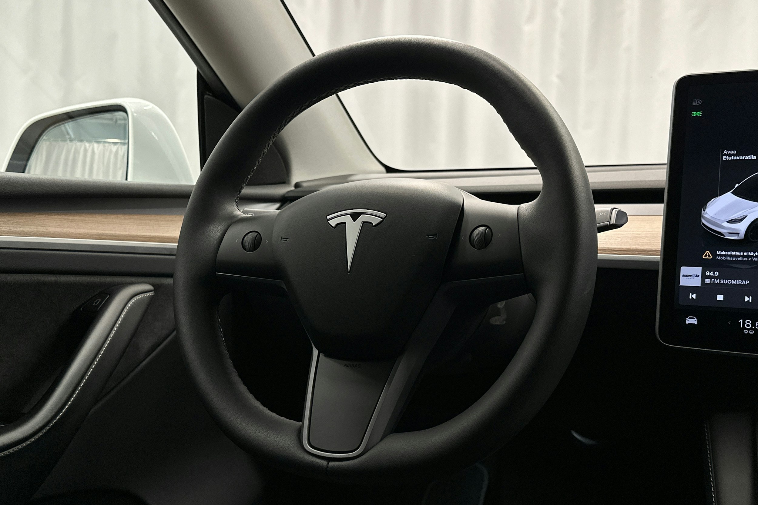 valkoinen Tesla Model Y 2023 kuva 18.