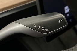 valkoinen Tesla Model Y 2023 kuva 19.