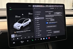 valkoinen Tesla Model Y 2023 kuva 21.