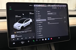 valkoinen Tesla Model Y 2023 kuva 24.