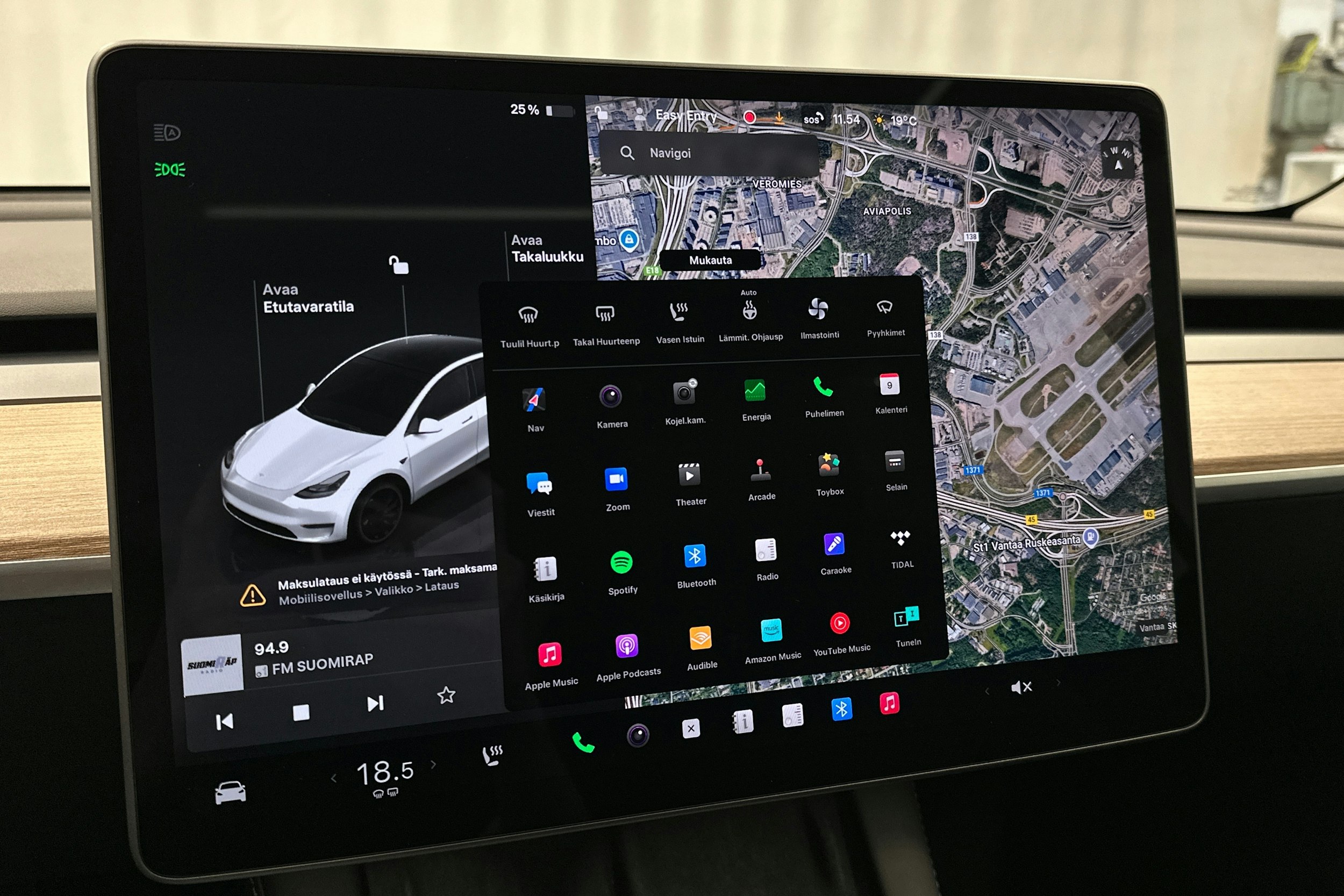 valkoinen Tesla Model Y 2023 kuva 26.