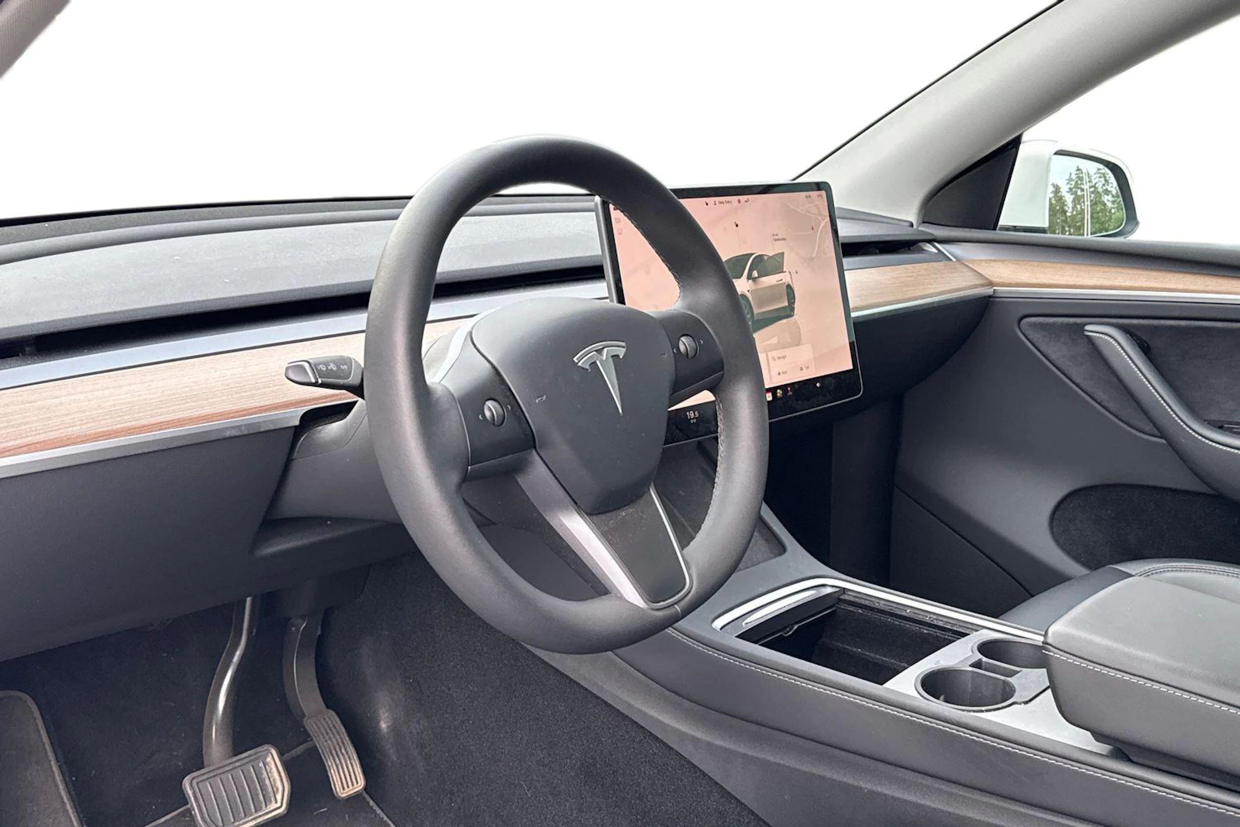 valkoinen Tesla Model Y 2023 kuva 3.