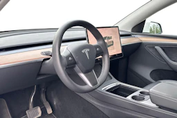 valkoinen Tesla Model Y 2023 kuva 3.