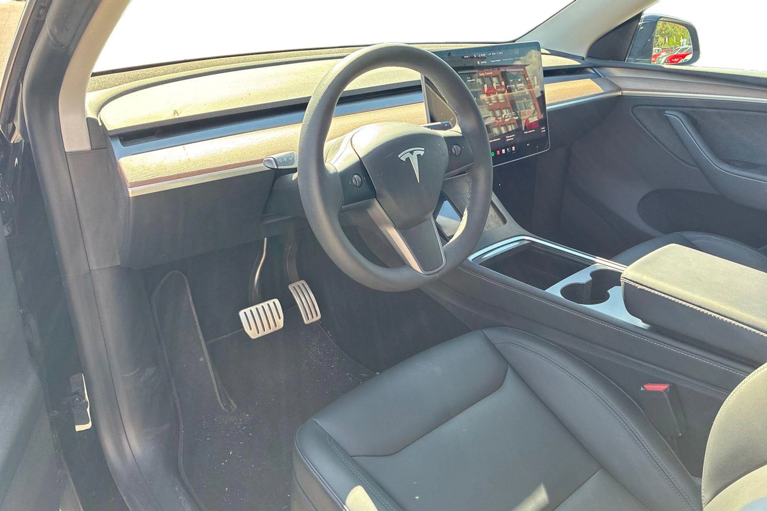 musta Tesla Model Y 2023 kuva 3.