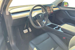 musta Tesla Model Y 2023 kuva 3.