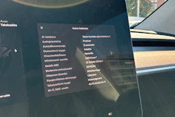 musta Tesla Model Y 2023 kuva 5.