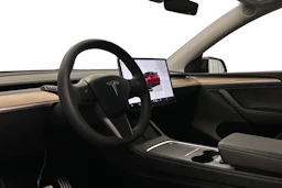 punainen Tesla Model Y 2023 kuva 8.