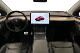 punainen Tesla Model Y 2023 kuva 9.