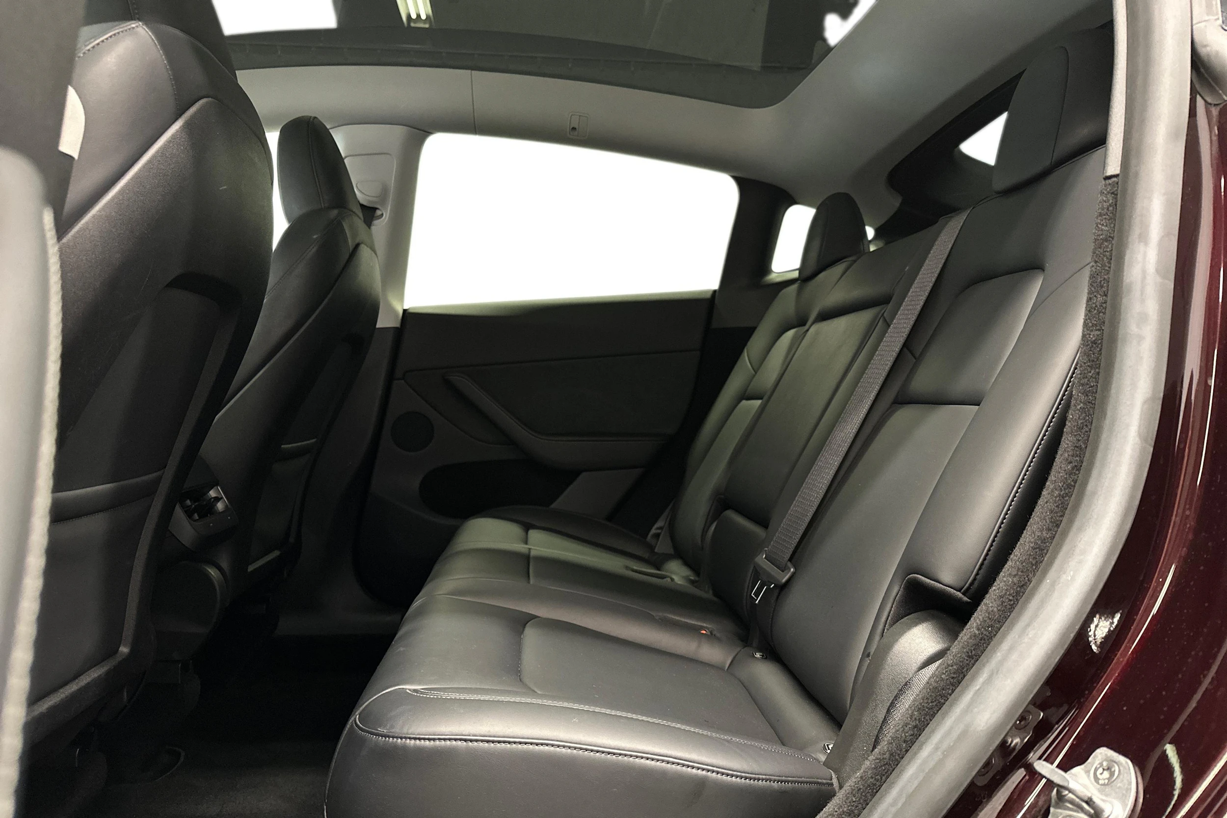 punainen Tesla Model Y 2023 kuva 11.