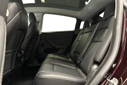 punainen Tesla Model Y 2023 kuva 11.
