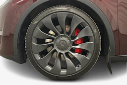 punainen Tesla Model Y 2023 kuva 12.