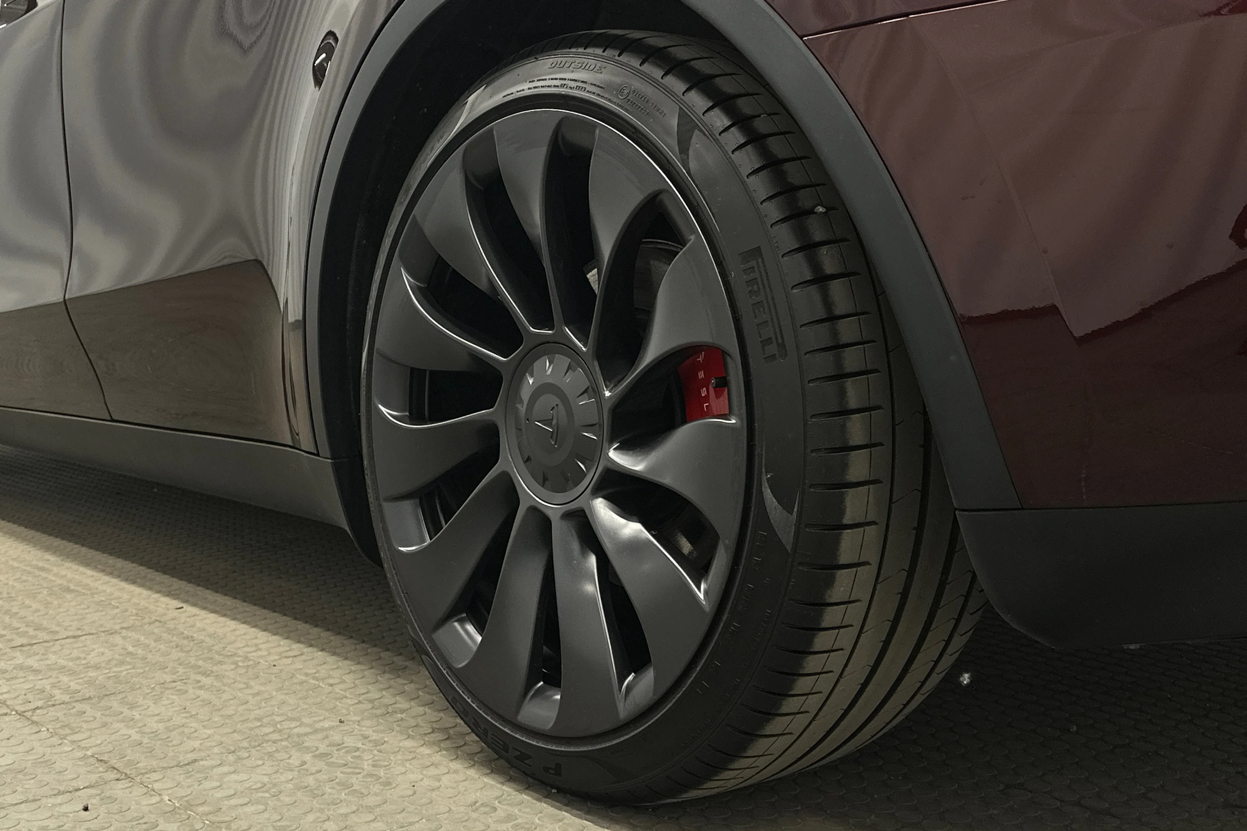 punainen Tesla Model Y 2023 kuva 13.