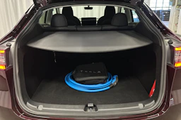 punainen Tesla Model Y 2023 kuva 15.