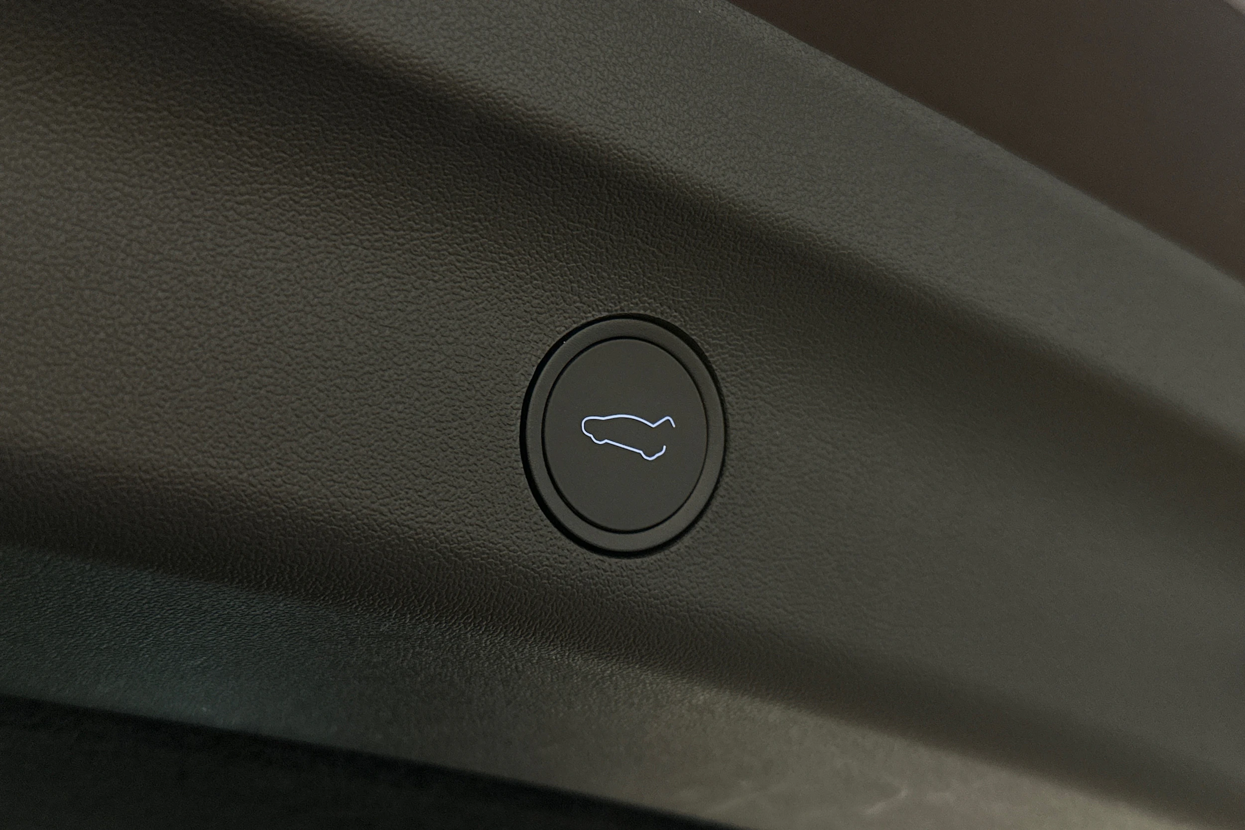 punainen Tesla Model Y 2023 kuva 16.