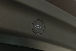 punainen Tesla Model Y 2023 kuva 16.