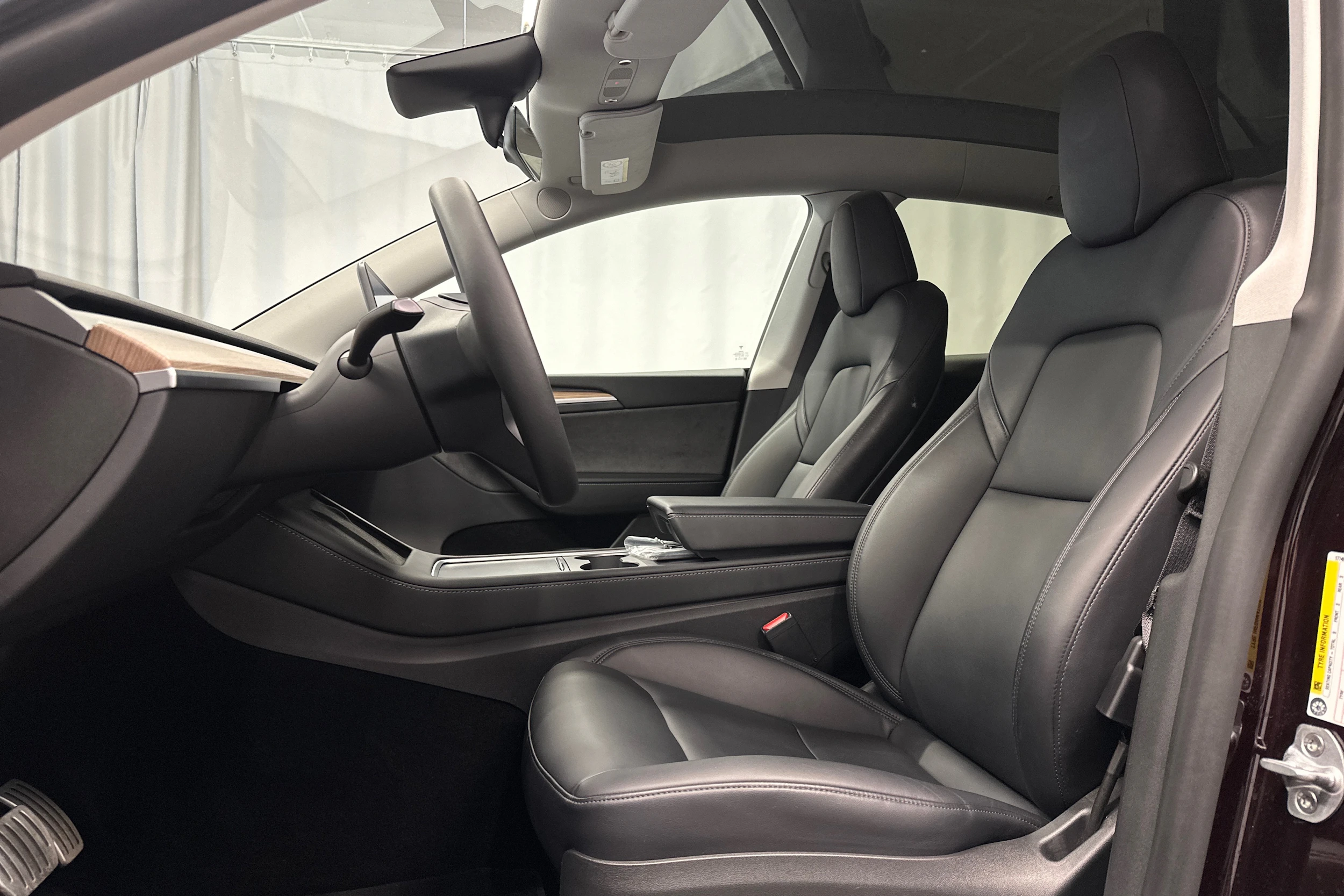 punainen Tesla Model Y 2023 kuva 17.