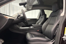 punainen Tesla Model Y 2023 kuva 17.