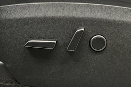 punainen Tesla Model Y 2023 kuva 18.