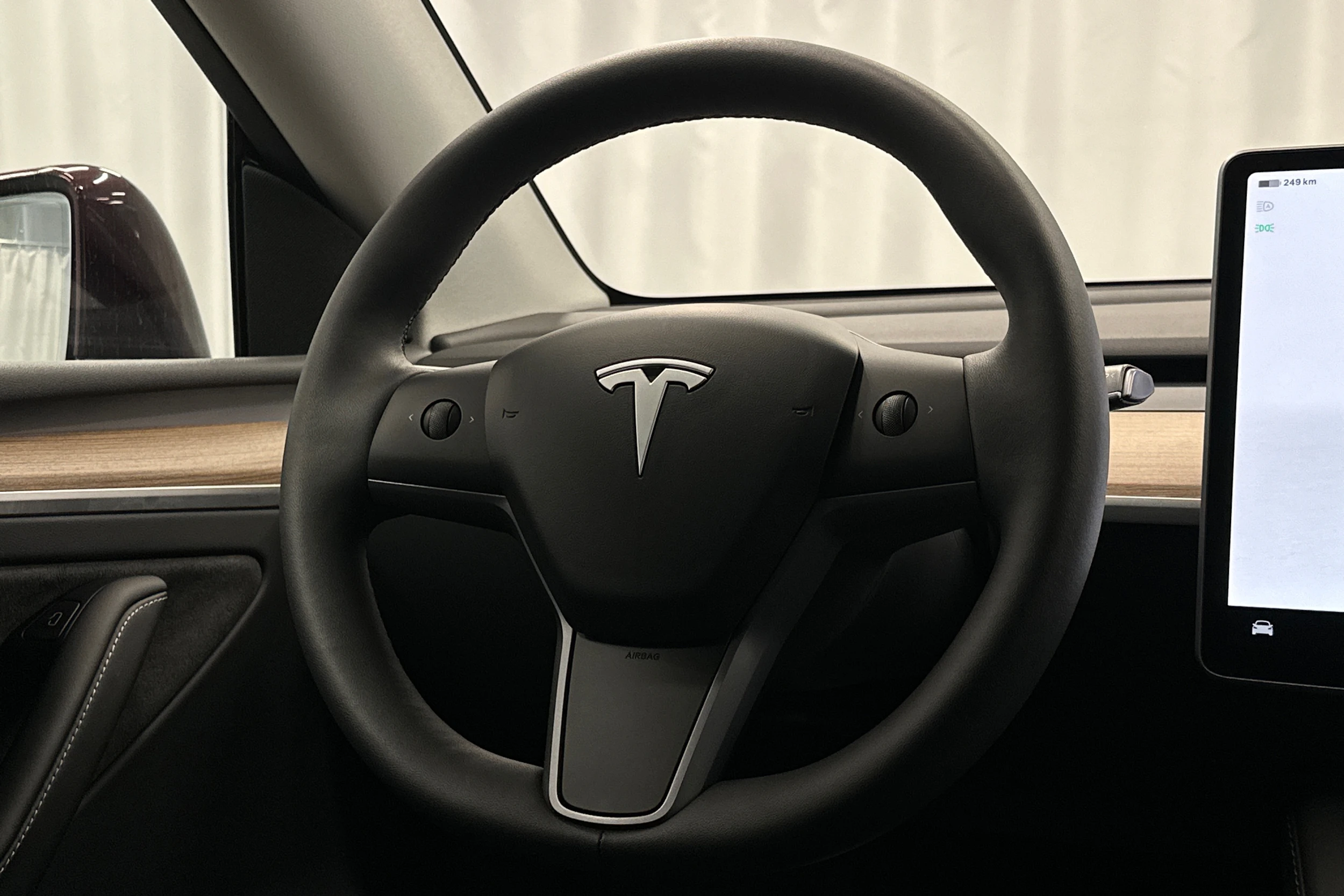 punainen Tesla Model Y 2023 kuva 19.