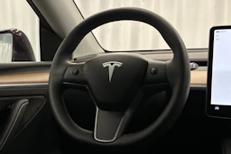 punainen Tesla Model Y 2023 kuva 19.