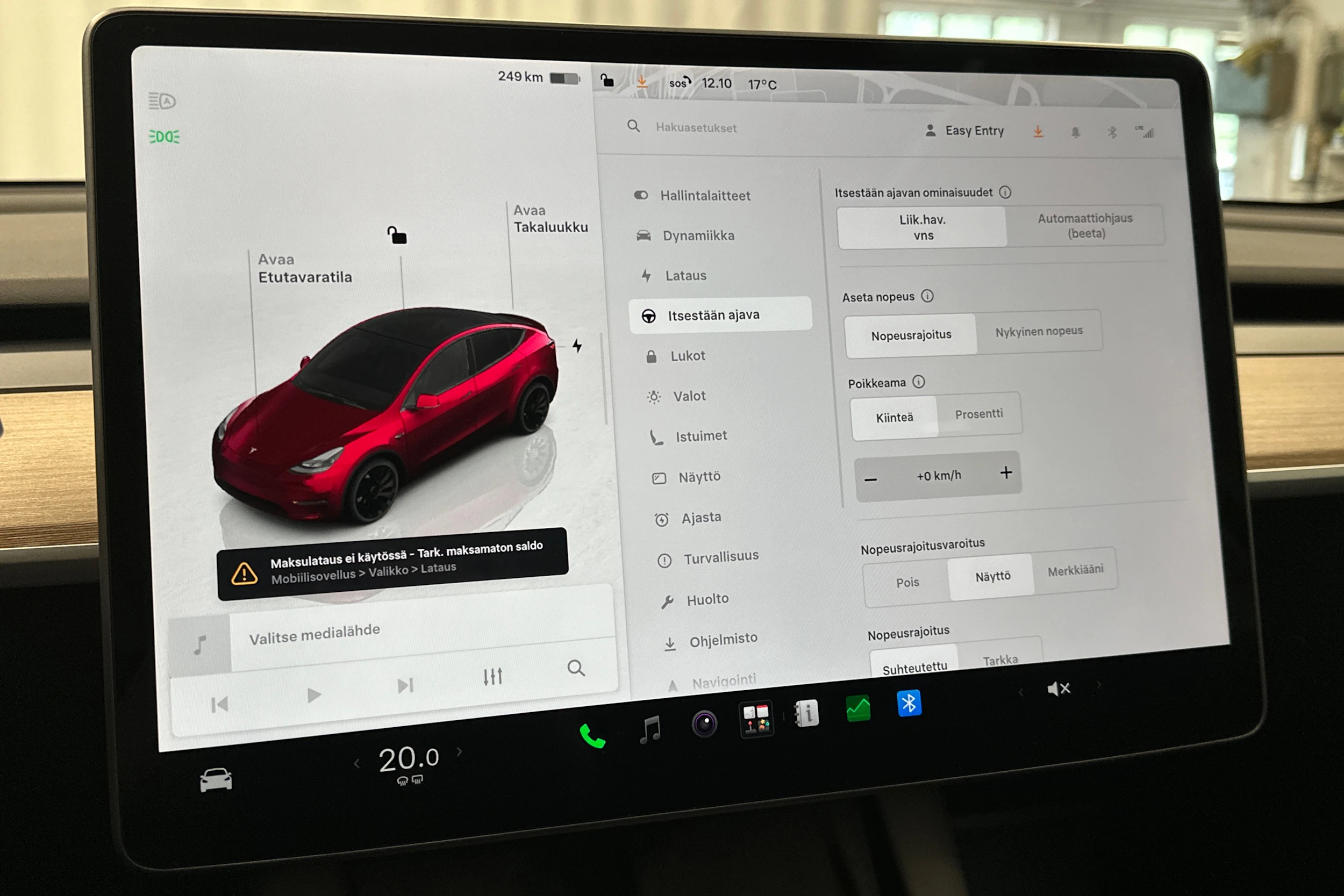 punainen Tesla Model Y 2023 kuva 22.