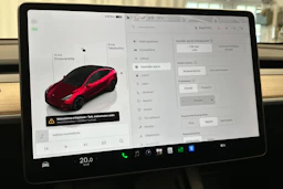 punainen Tesla Model Y 2023 kuva 22.
