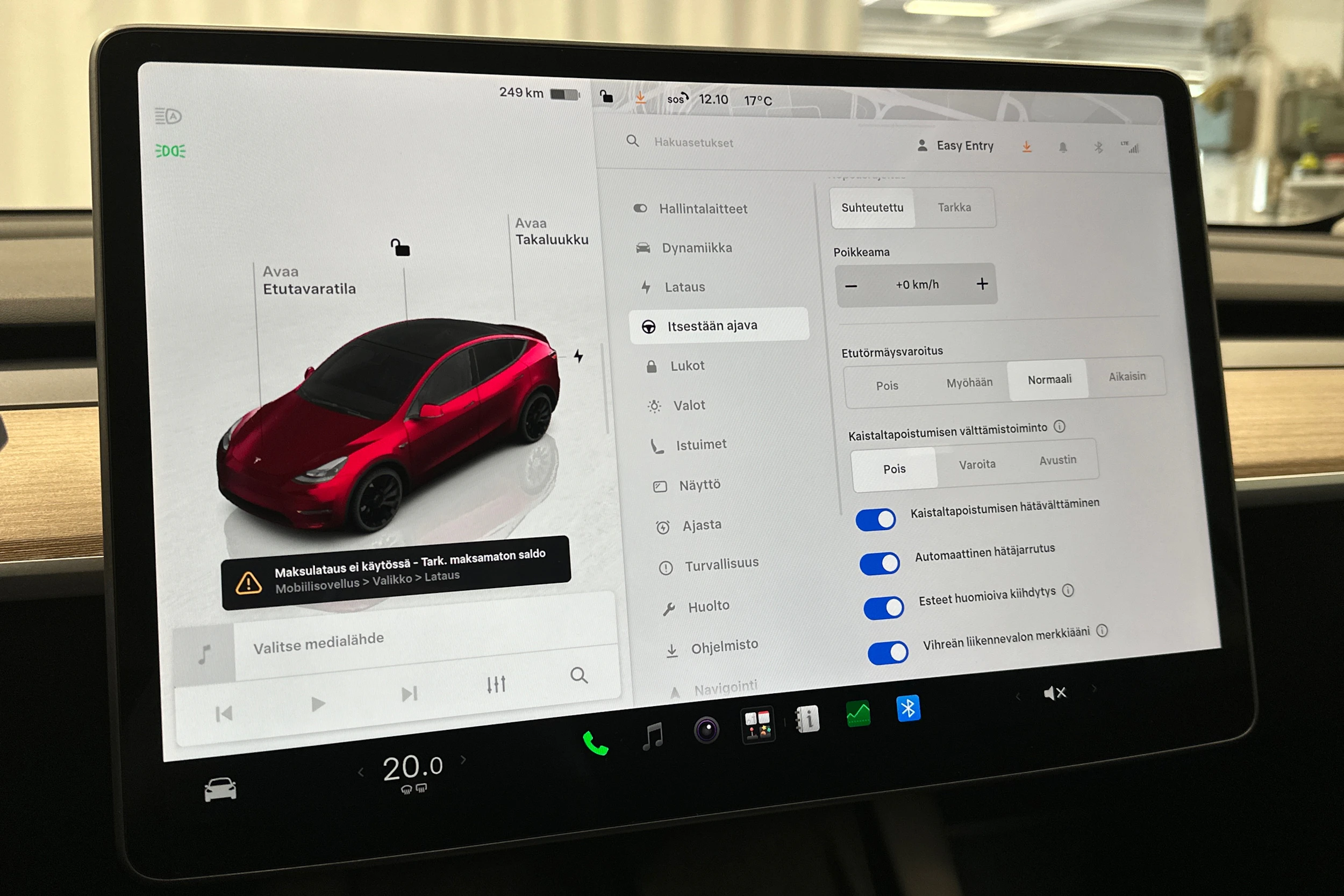 punainen Tesla Model Y 2023 kuva 23.