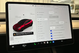 punainen Tesla Model Y 2023 kuva 23.