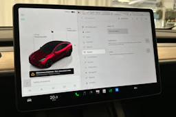 punainen Tesla Model Y 2023 kuva 24.