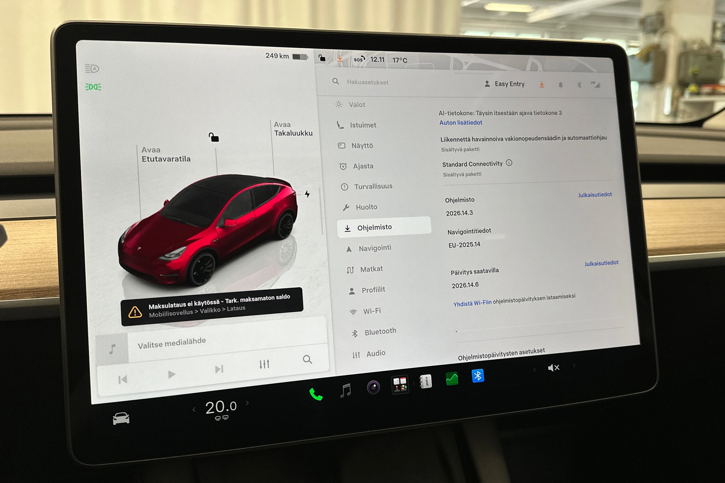 punainen Tesla Model Y 2023 kuva 25.