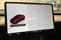 punainen Tesla Model Y 2023 kuva 25.