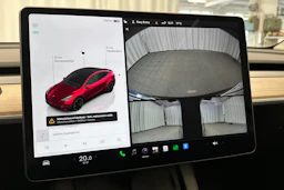 punainen Tesla Model Y 2023 kuva 26.