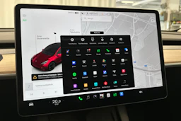 punainen Tesla Model Y 2023 kuva 27.