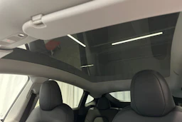 punainen Tesla Model Y 2023 kuva 28.