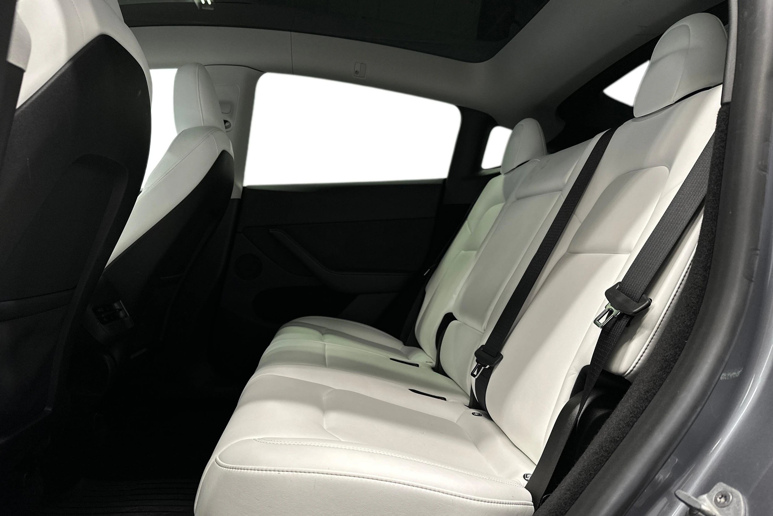 harmaa Tesla Model Y 2023 kuva 11.